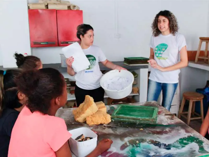 Oficina de reciclagem de papel do curso de Biologia da Uniara